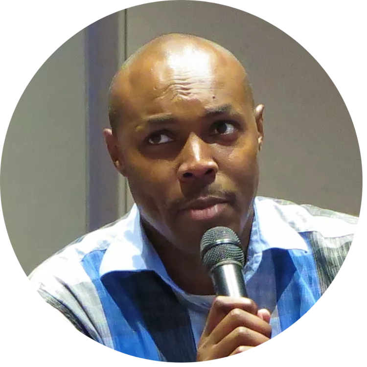 Darien Spann speaks into a microphone.